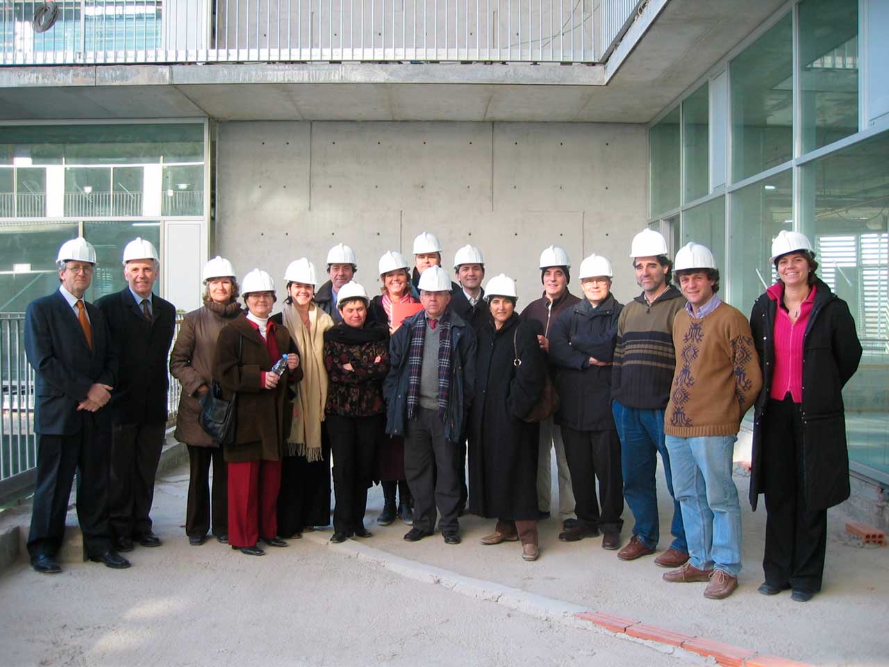 Personal del MELIS i de l’IMIM visiten les obres del PRBB poc abans de la seva inauguració l’abril del 2006. Font: Arxiu UPF